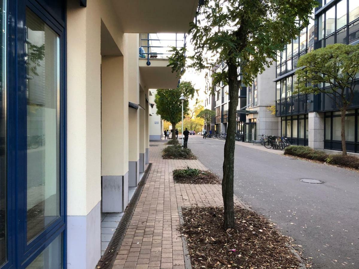 Sonnige Wohnung im Zentrum mit Terrasse u Tiefgarage - Netflix - Prime - Disney Leipzig Exterior foto
